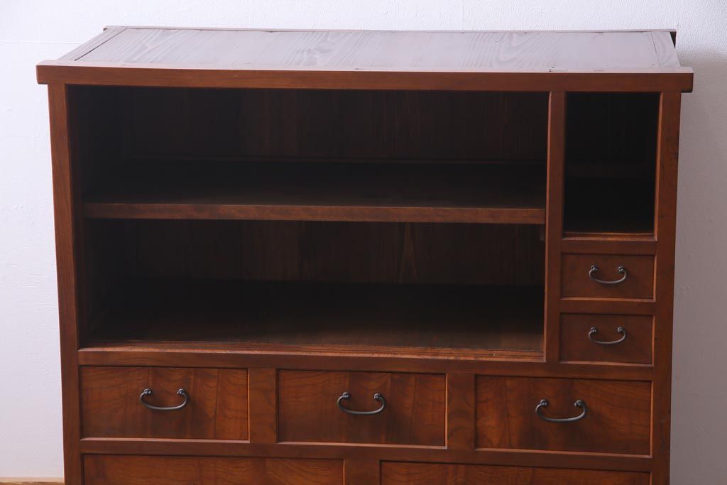 アンティーク家具　大正昭和初期　前面ケヤキ材　漆塗り　組子細工　ひょうたん型の取っ手が遊び心感じる収納棚(戸棚)