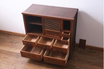 アンティーク家具　大正昭和初期　前面ケヤキ材　漆塗り　組子細工　ひょうたん型の取っ手が遊び心感じる収納棚(戸棚)