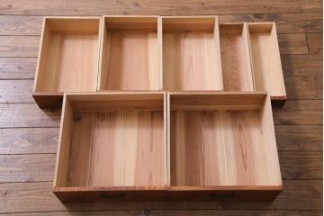 アンティーク家具　大正昭和初期　前面ケヤキ材　漆塗り　組子細工　ひょうたん型の取っ手が遊び心感じる収納棚(戸棚)