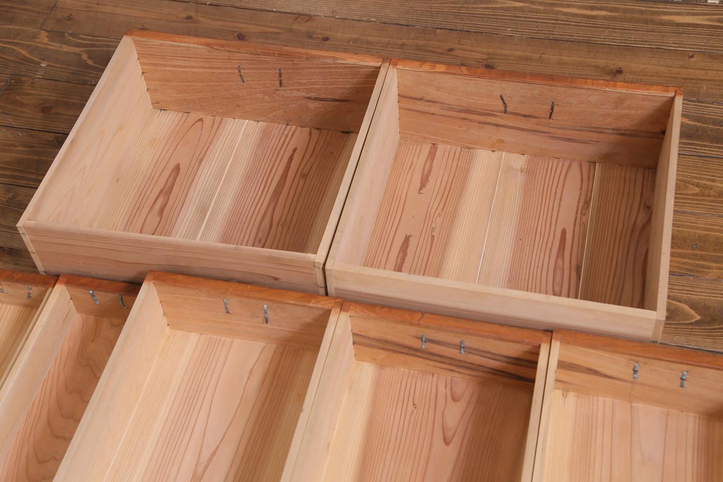 アンティーク家具　大正昭和初期　前面ケヤキ材　漆塗り　組子細工　ひょうたん型の取っ手が遊び心感じる収納棚(戸棚)