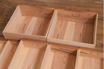 アンティーク家具　大正昭和初期　前面ケヤキ材　漆塗り　組子細工　ひょうたん型の取っ手が遊び心感じる収納棚(戸棚)