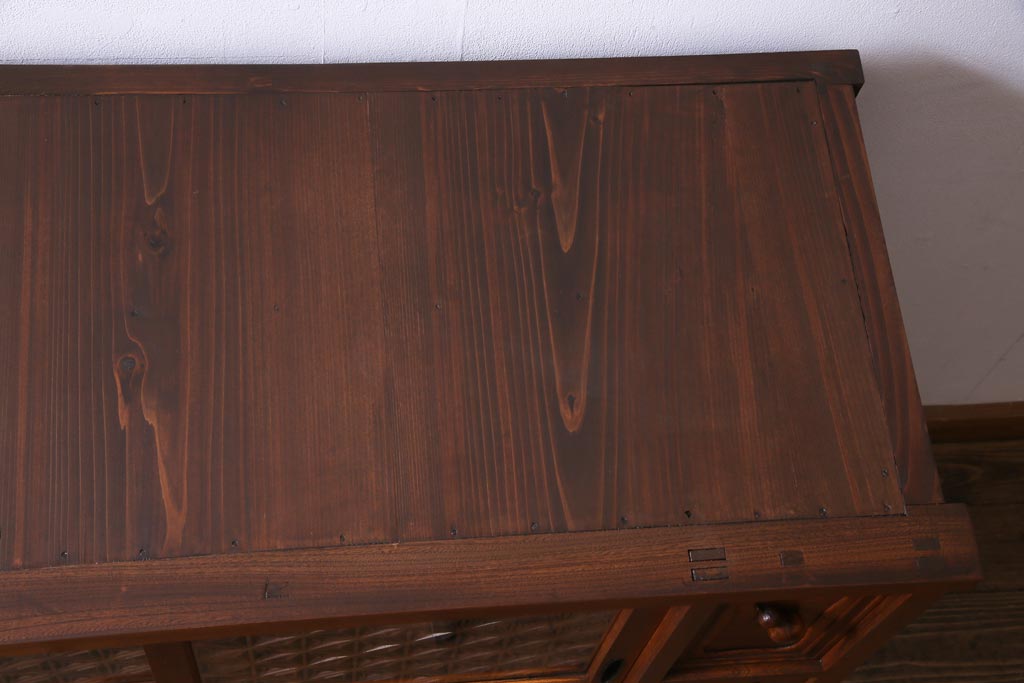 アンティーク家具　大正昭和初期　前面ケヤキ材　漆塗り　組子細工　ひょうたん型の取っ手が遊び心感じる収納棚(戸棚)