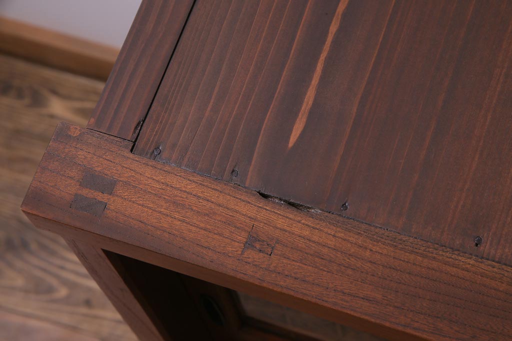 アンティーク家具　大正昭和初期　前面ケヤキ材　漆塗り　組子細工　ひょうたん型の取っ手が遊び心感じる収納棚(戸棚)