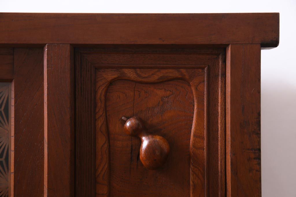 アンティーク家具　大正昭和初期　前面ケヤキ材　漆塗り　組子細工　ひょうたん型の取っ手が遊び心感じる収納棚(戸棚)