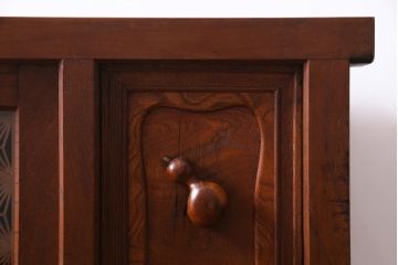 アンティーク家具　大正昭和初期　前面ケヤキ材　漆塗り　組子細工　ひょうたん型の取っ手が遊び心感じる収納棚(戸棚)