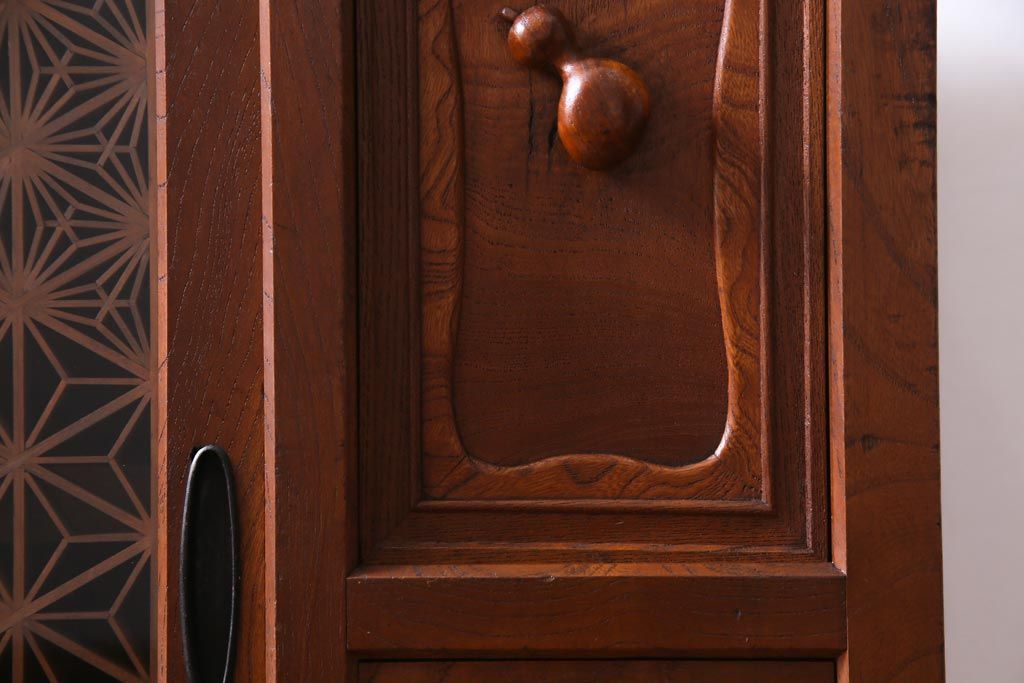アンティーク家具　大正昭和初期　前面ケヤキ材　漆塗り　組子細工　ひょうたん型の取っ手が遊び心感じる収納棚(戸棚)