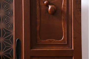 アンティーク家具　大正昭和初期　前面ケヤキ材　漆塗り　組子細工　ひょうたん型の取っ手が遊び心感じる収納棚(戸棚)