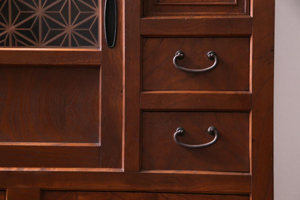 アンティーク家具　大正昭和初期　前面ケヤキ材　漆塗り　組子細工　ひょうたん型の取っ手が遊び心感じる収納棚(戸棚)
