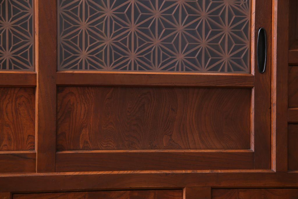 アンティーク家具　大正昭和初期　前面ケヤキ材　漆塗り　組子細工　ひょうたん型の取っ手が遊び心感じる収納棚(戸棚)