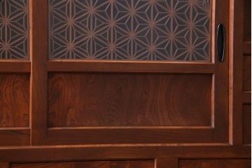 アンティーク家具　大正昭和初期　前面ケヤキ材　漆塗り　組子細工　ひょうたん型の取っ手が遊び心感じる収納棚(戸棚)