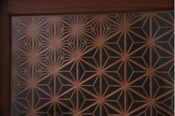 アンティーク家具　大正昭和初期　前面ケヤキ材　漆塗り　組子細工　ひょうたん型の取っ手が遊び心感じる収納棚(戸棚)