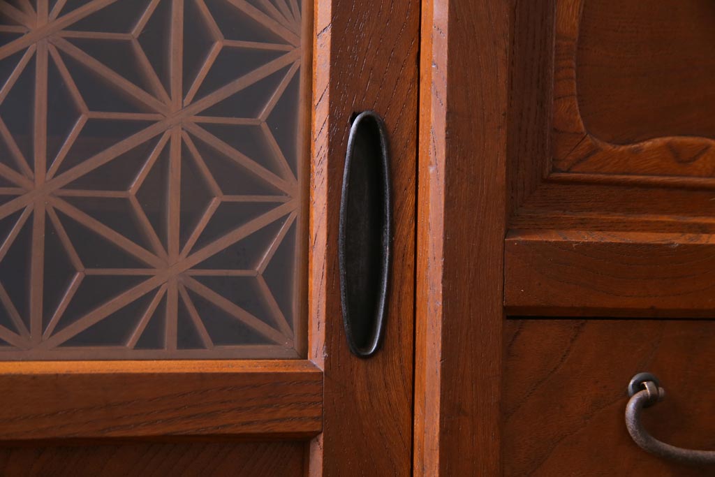 アンティーク家具　大正昭和初期　前面ケヤキ材　漆塗り　組子細工　ひょうたん型の取っ手が遊び心感じる収納棚(戸棚)