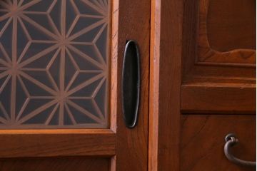 アンティーク家具　大正昭和初期　前面ケヤキ材　漆塗り　組子細工　ひょうたん型の取っ手が遊び心感じる収納棚(戸棚)