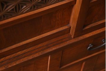 アンティーク家具　大正昭和初期　前面ケヤキ材　漆塗り　組子細工　ひょうたん型の取っ手が遊び心感じる収納棚(戸棚)