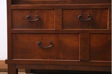 アンティーク家具　大正昭和初期　前面ケヤキ材　漆塗り　組子細工　ひょうたん型の取っ手が遊び心感じる収納棚(戸棚)