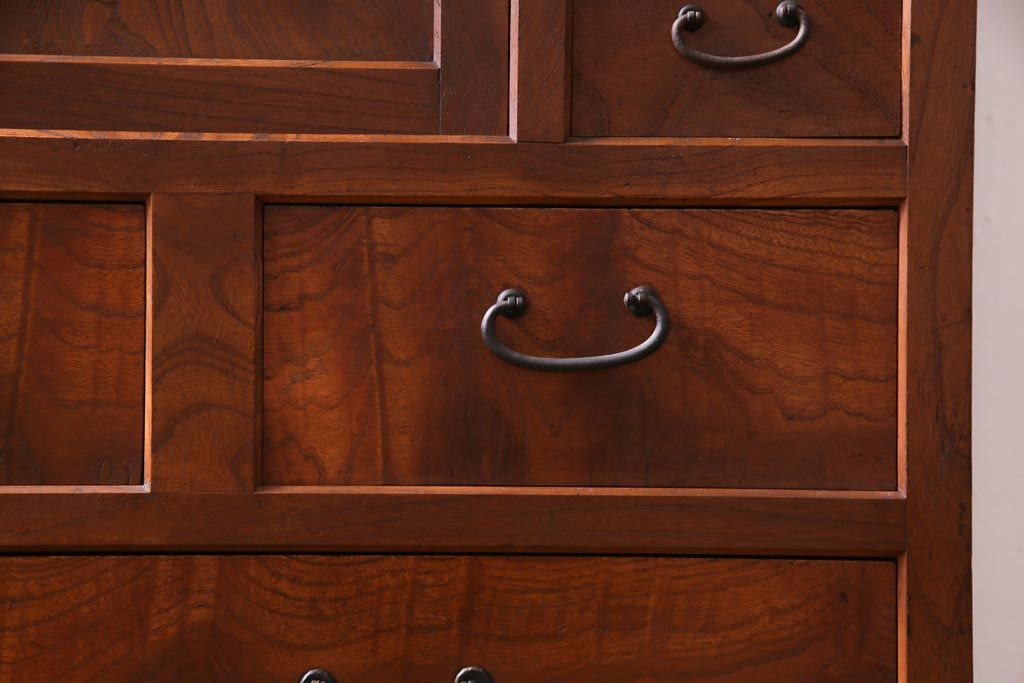 アンティーク家具　大正昭和初期　前面ケヤキ材　漆塗り　組子細工　ひょうたん型の取っ手が遊び心感じる収納棚(戸棚)