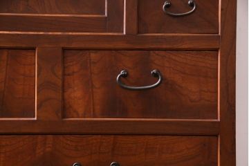 アンティーク家具　大正昭和初期　前面ケヤキ材　漆塗り　組子細工　ひょうたん型の取っ手が遊び心感じる収納棚(戸棚)