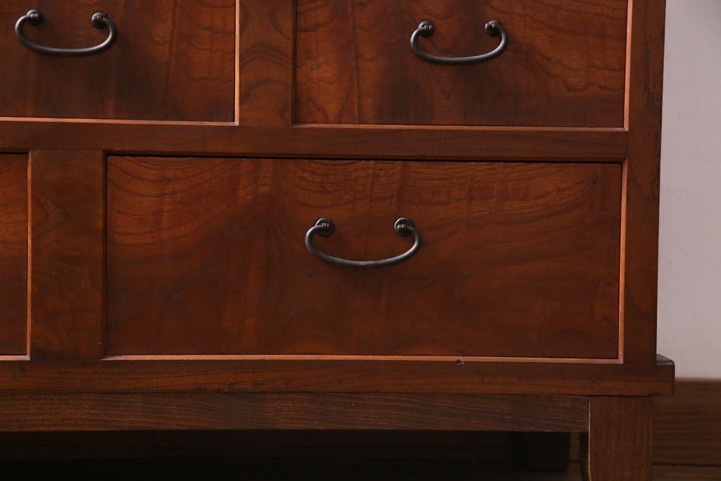 アンティーク家具　大正昭和初期　前面ケヤキ材　漆塗り　組子細工　ひょうたん型の取っ手が遊び心感じる収納棚(戸棚)