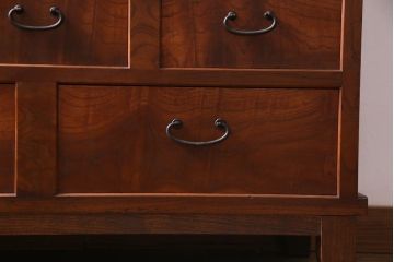 アンティーク家具　大正昭和初期　前面ケヤキ材　漆塗り　組子細工　ひょうたん型の取っ手が遊び心感じる収納棚(戸棚)