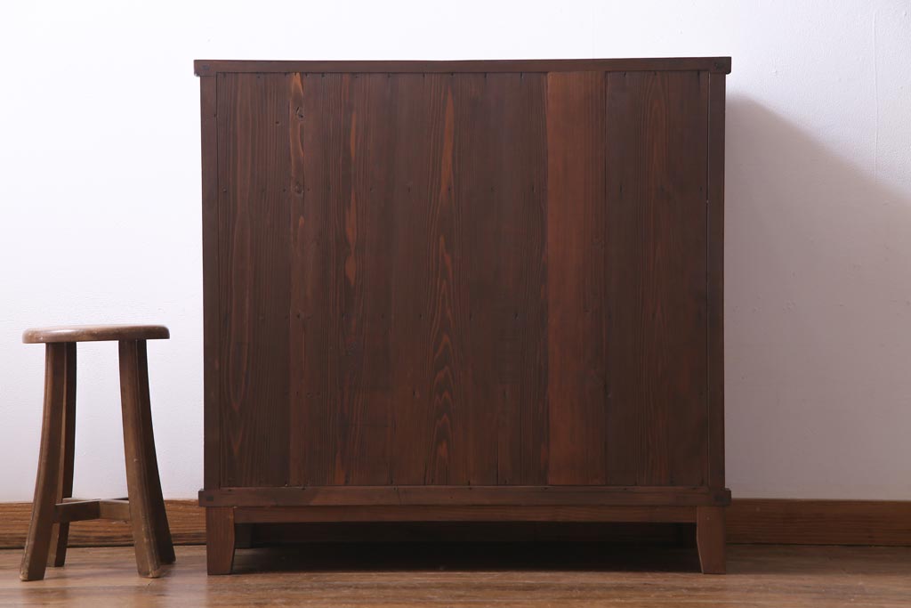 アンティーク家具　大正昭和初期　前面ケヤキ材　漆塗り　組子細工　ひょうたん型の取っ手が遊び心感じる収納棚(戸棚)