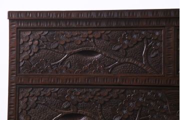 中古美品　ビンテージ　伝統工芸軽井沢彫り　意匠が凝らされたチェスト(箪笥、タンス)
