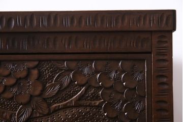 中古美品　ビンテージ　伝統工芸軽井沢彫り　意匠が凝らされたチェスト(箪笥、タンス)