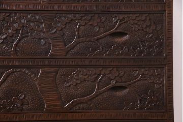 中古美品　ビンテージ　伝統工芸軽井沢彫り　意匠が凝らされたチェスト(箪笥、タンス)