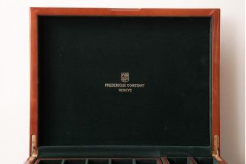 アンティーク雑貨　中古 スイス　FREDERIQUE CONSTANT(フレデリック・コンスタント)　桜材製の上品なウォッチケース(収納箱、アクセサリーケース)