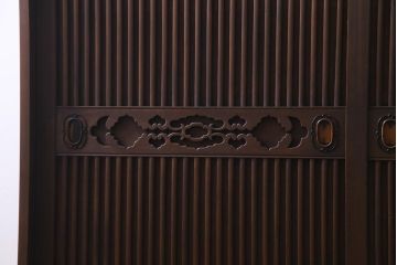 ラフジュ工房オリジナル　ヒノキ・黒柿材　銅製引き手　上手物の建具が目を引くリメイク収納棚(戸棚)
