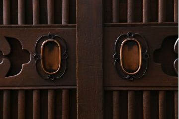 ラフジュ工房オリジナル　ヒノキ・黒柿材　銅製引き手　上手物の建具が目を引くリメイク収納棚(戸棚)