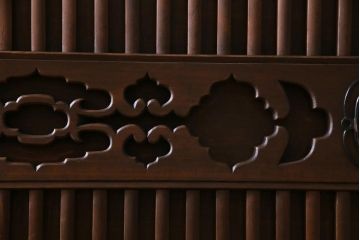 ラフジュ工房オリジナル　ヒノキ・黒柿材　銅製引き手　上手物の建具が目を引くリメイク収納棚(戸棚)