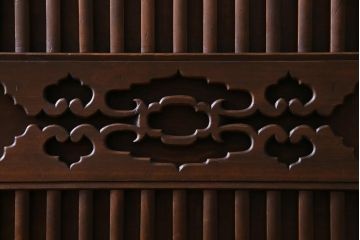 ラフジュ工房オリジナル　ヒノキ・黒柿材　銅製引き手　上手物の建具が目を引くリメイク収納棚(戸棚)