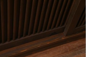 ラフジュ工房オリジナル　ヒノキ・黒柿材　銅製引き手　上手物の建具が目を引くリメイク収納棚(戸棚)
