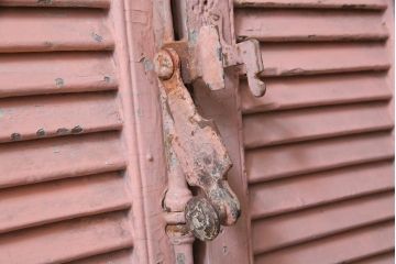 ジャンク品　フランスアンティーク　オリジナルペイントが趣あふれるルーバー扉1対(両開き窓、建具)