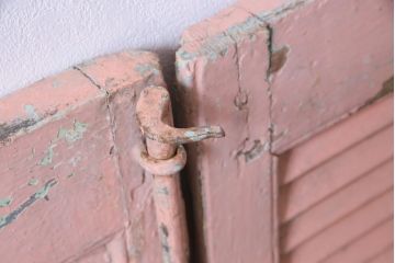 ジャンク品　フランスアンティーク　オリジナルペイントが趣あふれるルーバー扉1対(両開き窓、建具)