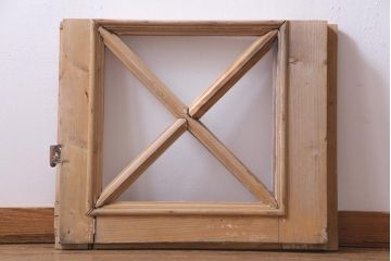 アンティーク雑貨　ジャンク品　フランスアンティーク　DIY　年月を重ねた古い木の風合いが味のある明り取り(ディスプレイ)