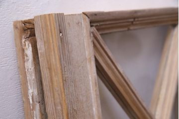 アンティーク雑貨　ジャンク品　フランスアンティーク　DIY　年月を重ねた古い木の風合いが味のある明り取り(ディスプレイ)(1)