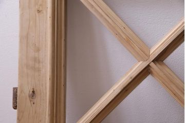 アンティーク雑貨　ジャンク品　フランスアンティーク　DIY　年月を重ねた古い木の風合いが味のある明り取り(ディスプレイ)(1)