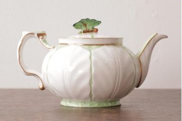 イギリスアンティーク　AYNSLEY(エインズレイ) バタフライ(蝶々)　グリーン　ティーセット(ティーポット、シュガーポット、クリーマー)