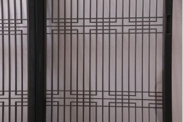 ラフジュ工房オリジナル　古い書院戸を活かした和モダンな脚付き戸棚(組子、収納棚)(2)