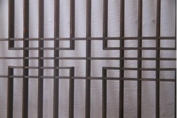 ラフジュ工房オリジナル　古い書院戸を活かした和モダンな脚付き戸棚(組子、収納棚)(2)