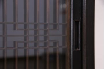 ラフジュ工房オリジナル　古い書院戸を活かした和モダンな脚付き戸棚(組子、収納棚)(2)