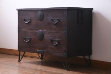 アンティーク家具　和製アンティーク　鉄脚付リメイク　シンプルな丸い金具の箪笥ローボード(リビングボード、引き出し、チェスト)