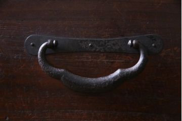 アンティーク家具　和製アンティーク　鉄脚付リメイク　シンプルな丸い金具の箪笥ローボード(リビングボード、引き出し、チェスト)