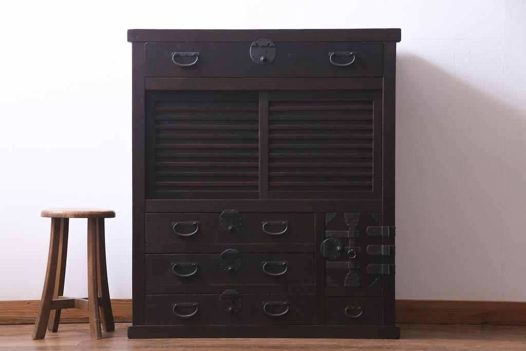 アンティーク家具　和製アンティーク　ヒノキ材　濃い色合いとなめらかな木目の帳場箪笥(時代箪笥、和タンス)