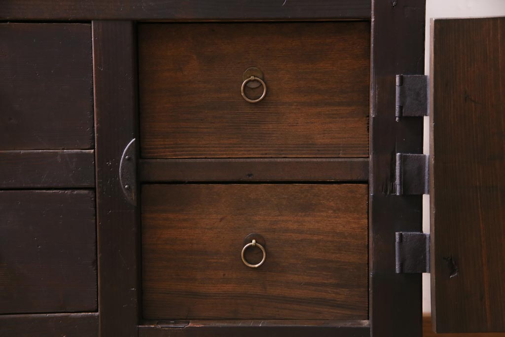 アンティーク家具　和製アンティーク　ヒノキ材　濃い色合いとなめらかな木目の帳場箪笥(時代箪笥、和タンス)