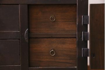 アンティーク家具　和製アンティーク　ヒノキ材　濃い色合いとなめらかな木目の帳場箪笥(時代箪笥、和タンス)