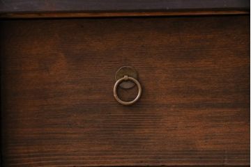 アンティーク家具　和製アンティーク　ヒノキ材　濃い色合いとなめらかな木目の帳場箪笥(時代箪笥、和タンス)