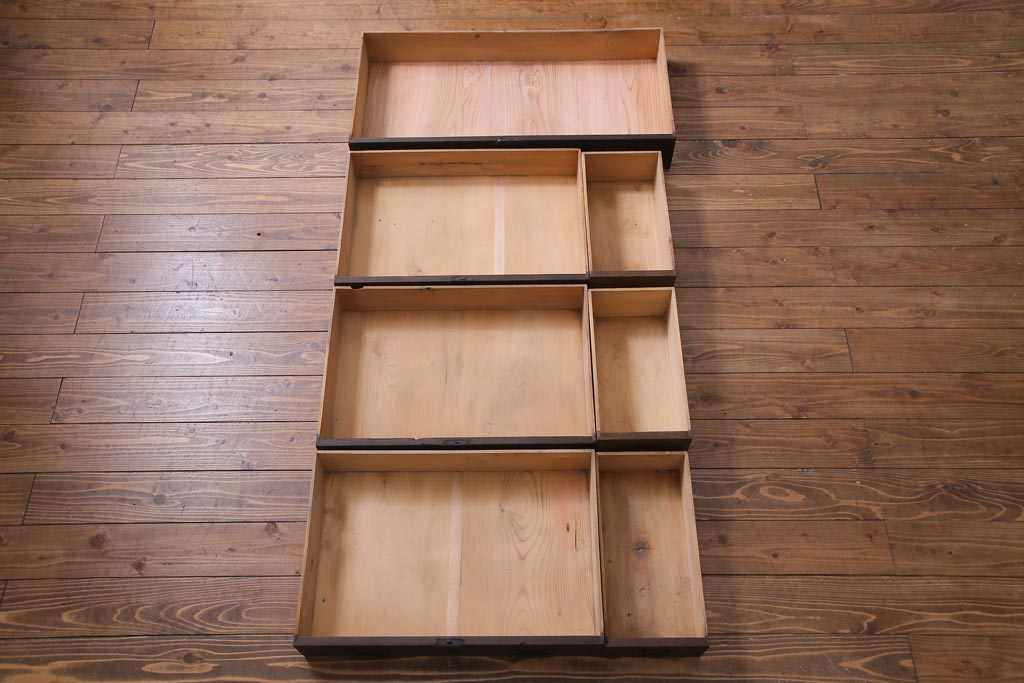 アンティーク家具　和製アンティーク　ヒノキ材　濃い色合いとなめらかな木目の帳場箪笥(時代箪笥、和タンス)