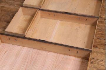 アンティーク家具　和製アンティーク　ヒノキ材　濃い色合いとなめらかな木目の帳場箪笥(時代箪笥、和タンス)